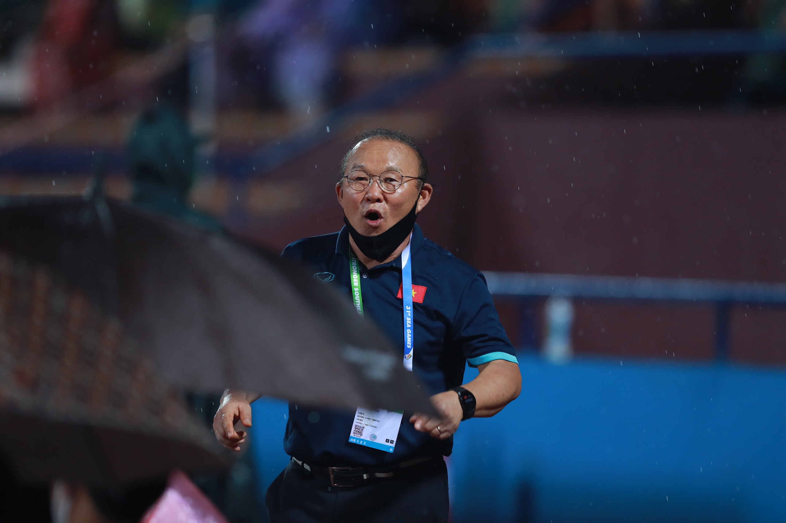 HLV Park, tro ly Lee lien tuc chi dao cac cau thu o cuoi tran hinh anh