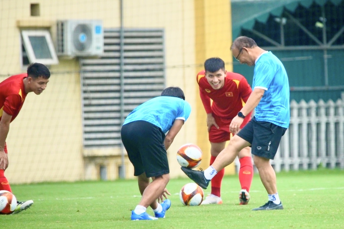 HLV Park tro tai tang bong truoc cac cau thu hinh anh