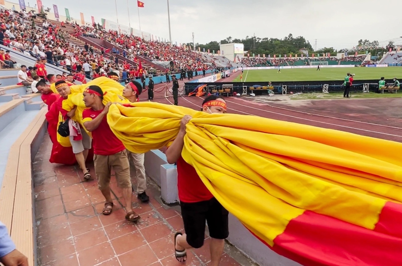 Hang chuc nguoi keo dai ky 3.000 m2 tiep lua U23 Viet Nam hinh anh