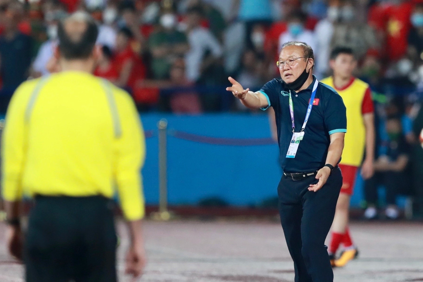 HLV Park phan nan trong tai khi hiep 1 ket thuc hinh anh