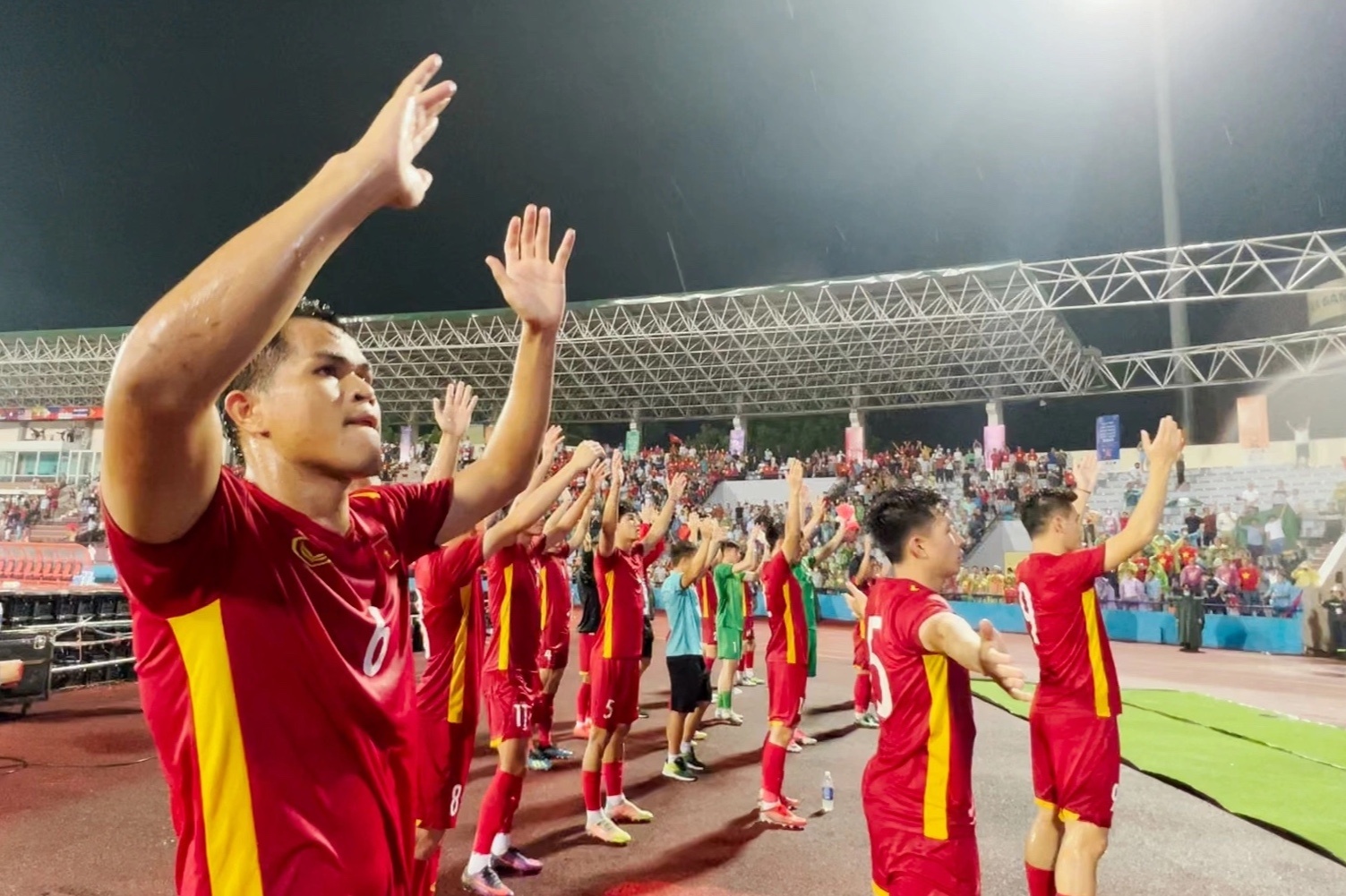 U23 Viet Nam an mung cam xuc voi CDV sau tran dau hinh anh