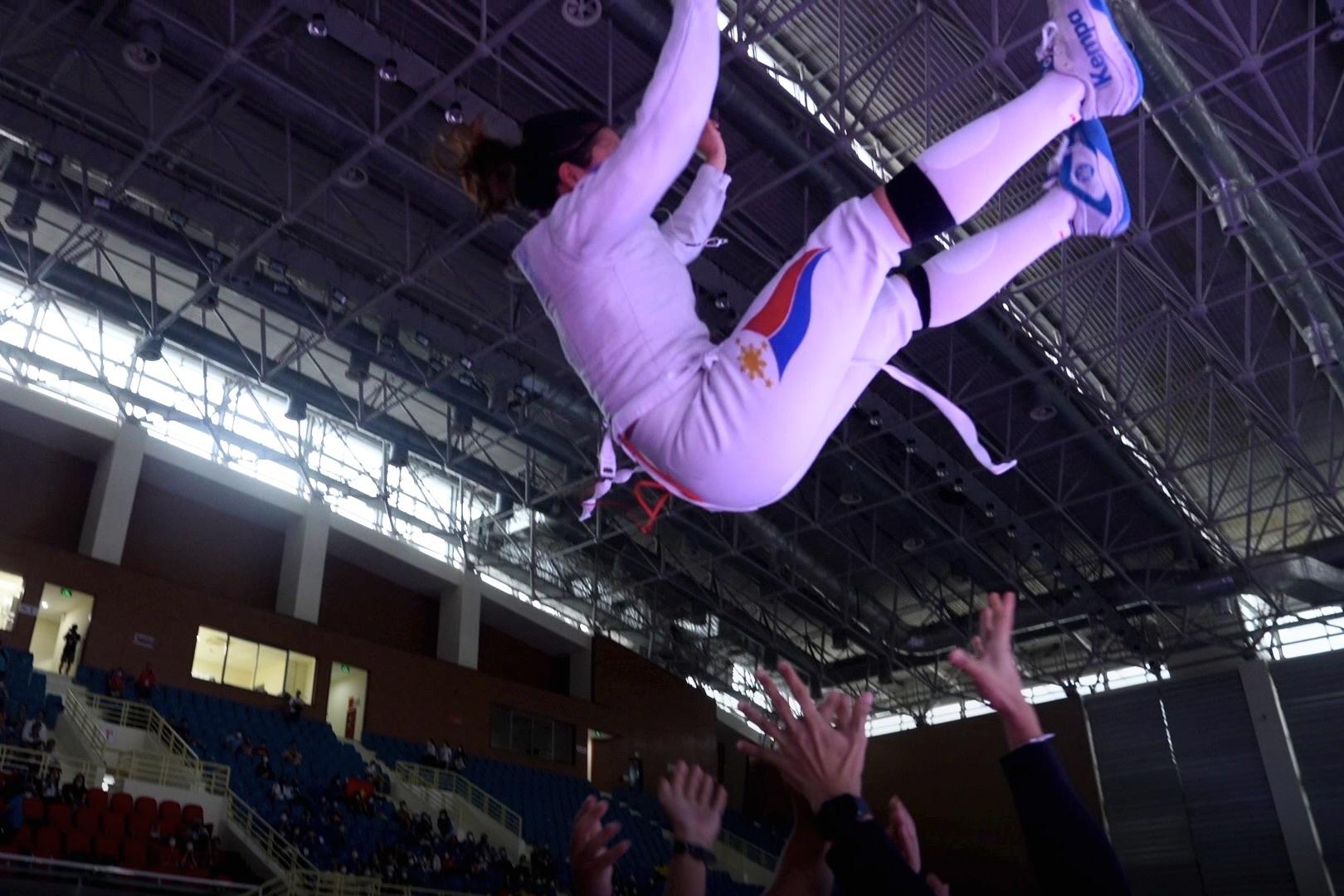 Chu nhan HCV SEA Games duoc dong doi tung len troi hinh anh