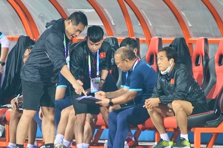 HLV Park nong ruot tren bang ghe huan luyen o hiep 1 hinh anh