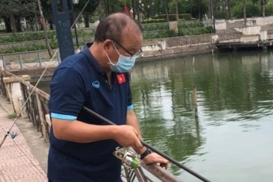 HLV Park nhan loi chuc mung khi cau duoc ca o Viet Tri hinh anh