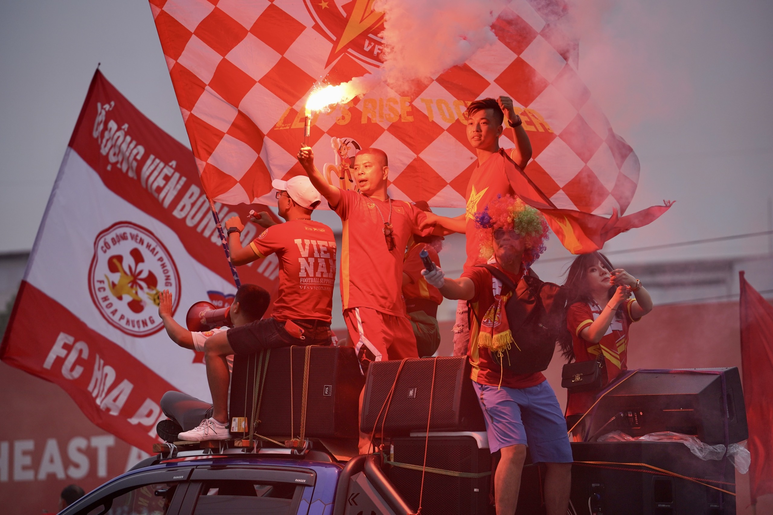 CDV dot phao sang truoc tran U23 Viet Nam gap Malaysia hinh anh