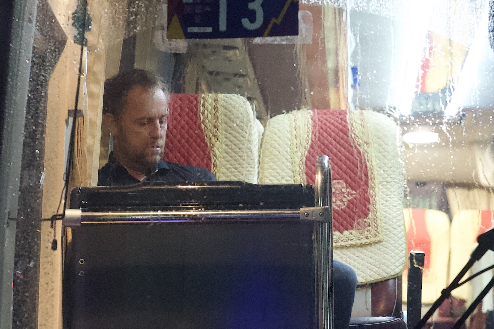 HLV Polking buon ba ra xe buyt ngoi mot minh hinh anh