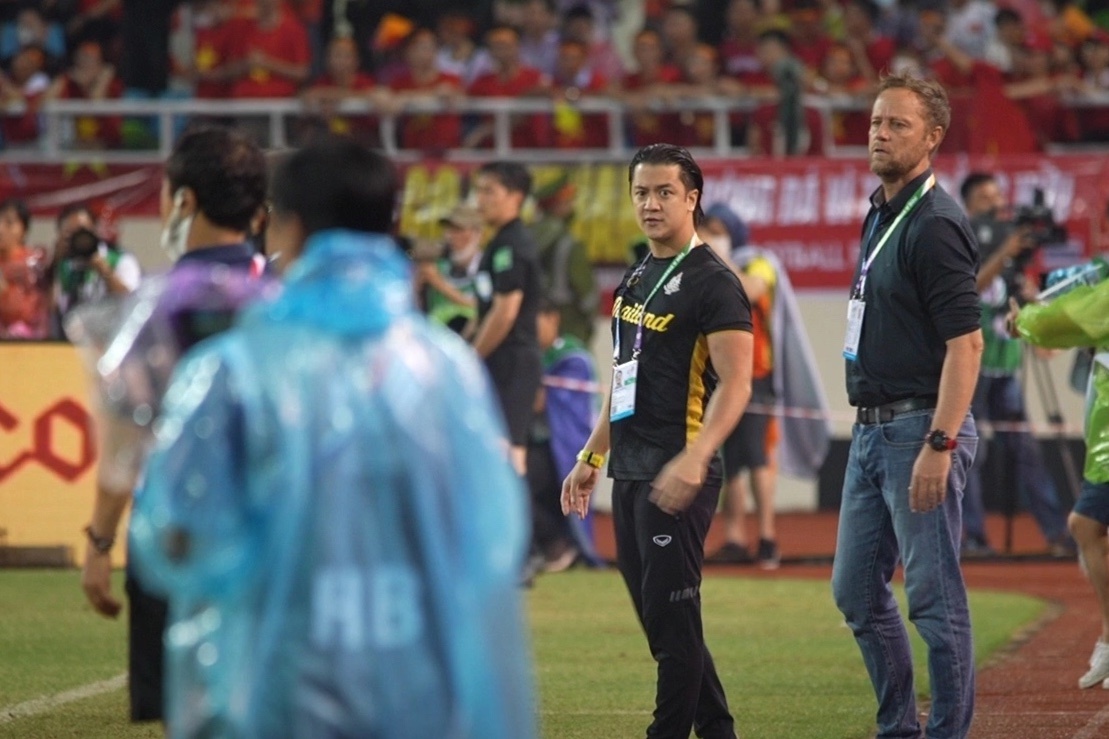 HLV Polking va tro ly Lee loi qua tieng lai hinh anh