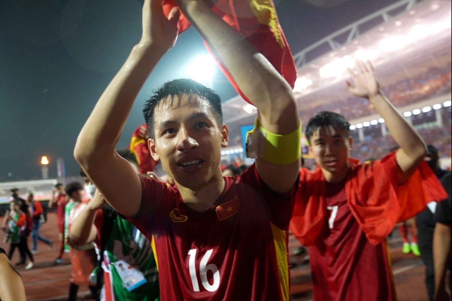 Tien Linh bat khoc, U23 Viet Nam xuc dong cam on CDV tai My Dinh hinh anh