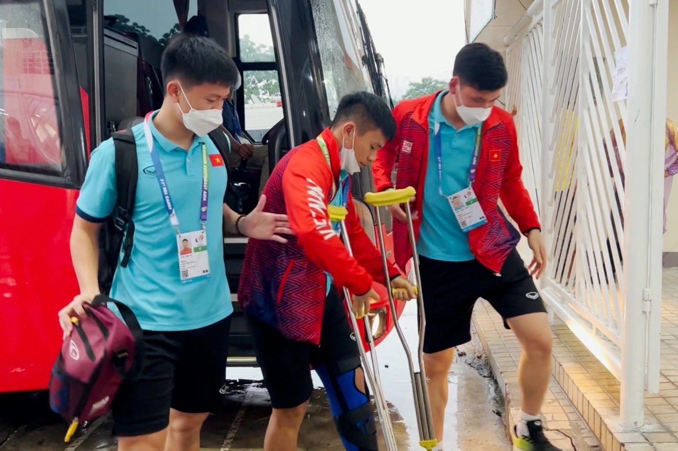 Le Van Xuan chong nang den san co vu dong doi hinh anh