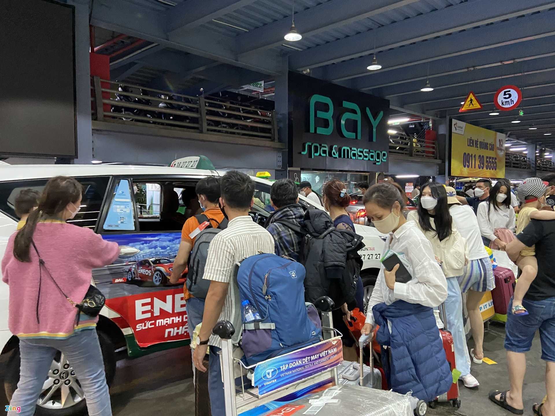 Taxi qua tai, 'xe du' het gia gap nhieu lan o Tan Son Nhat hinh anh