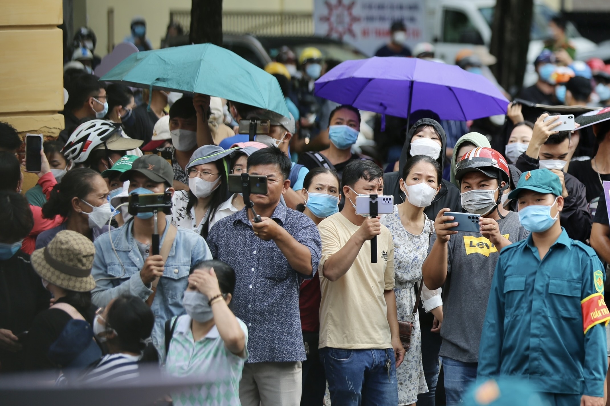 Nguoi dan bat khoc khi nhac den be gai 8 tuoi bi bao hanh hinh anh