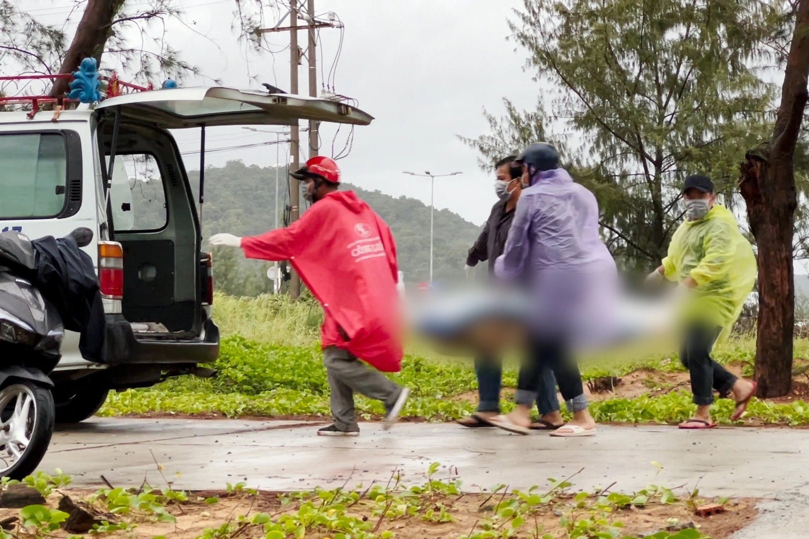 7 thi the troi dat vao bo bien o Phu Quoc hinh anh