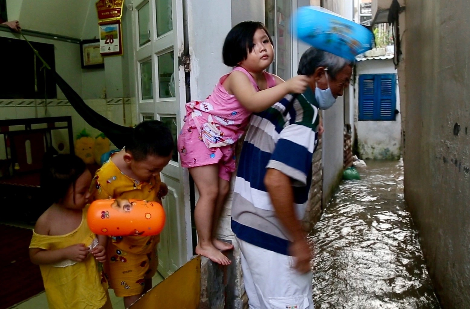 Ong cong cac chau thao chay vi lo trieu cuong dat dinh lam ngap nha hinh anh
