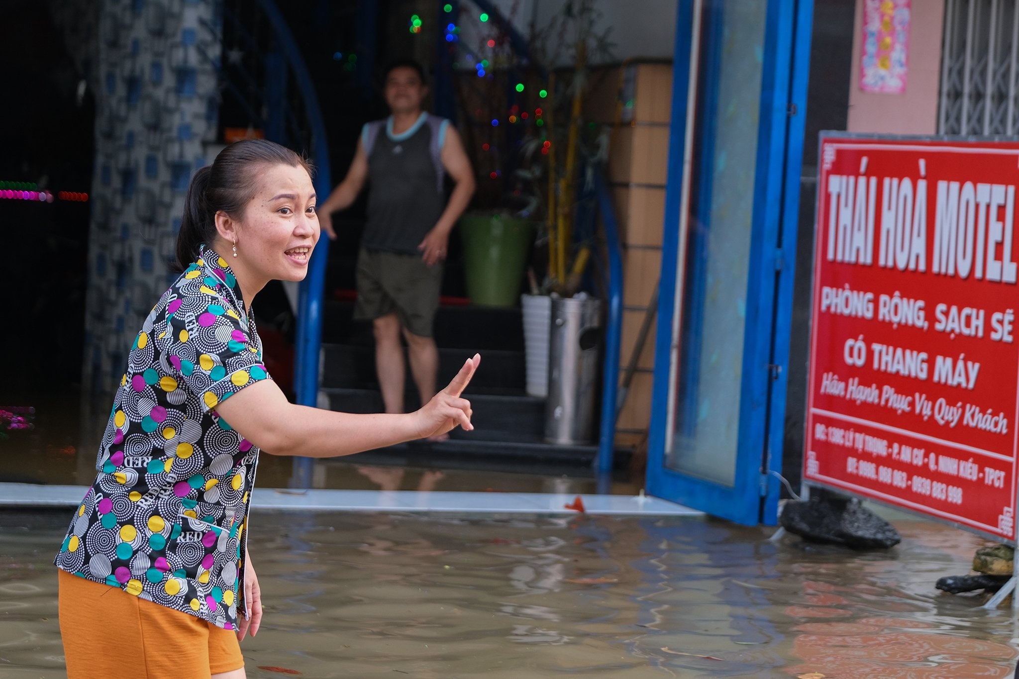 Chu kinh doanh o Can Tho buon ban e am vi nuoc ngap sau hinh anh