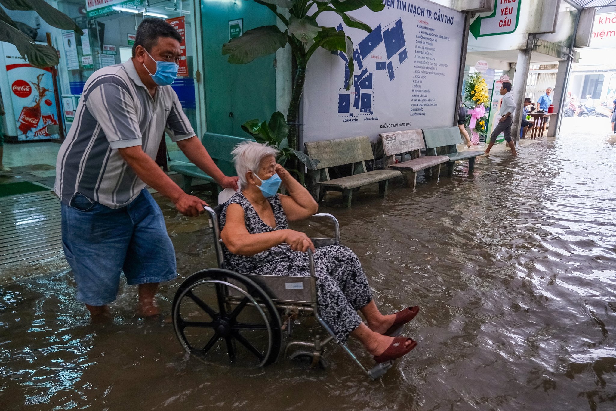 Canh kho o benh vien bi trieu cuong tan cong hinh anh