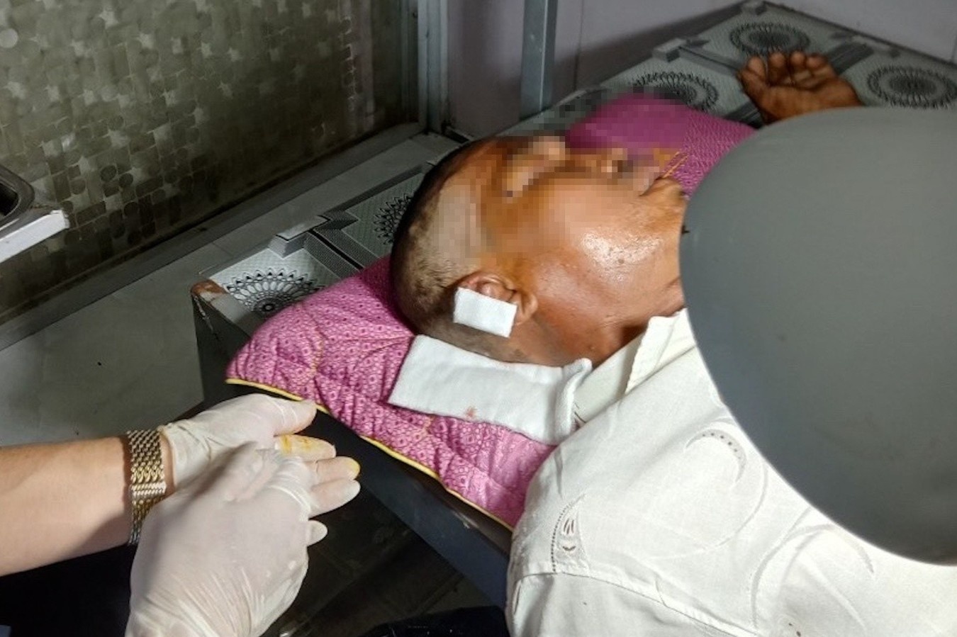 Cha nuoi noi ve viec con bi hanh ha o Ca Mau hinh anh