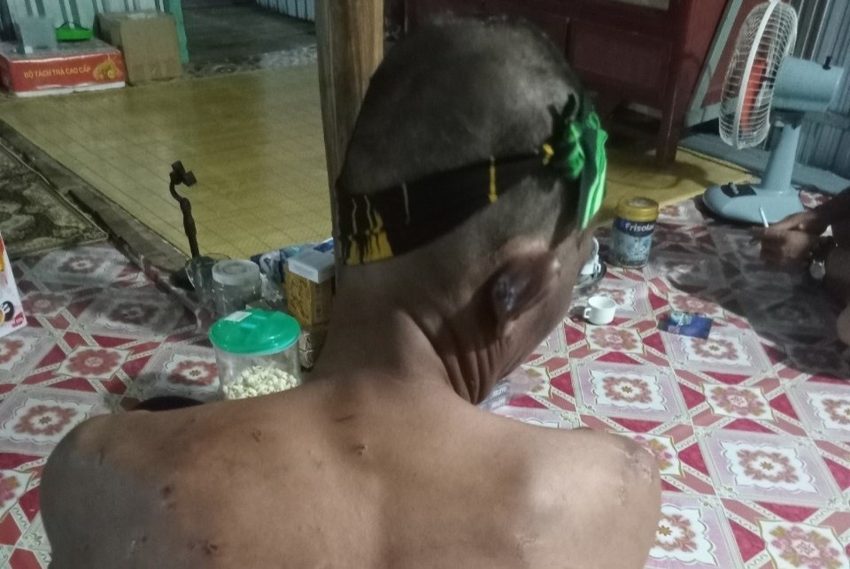 Thuyen vien ke viec bi danh bang roi ca duoi, bat an ca song hinh anh