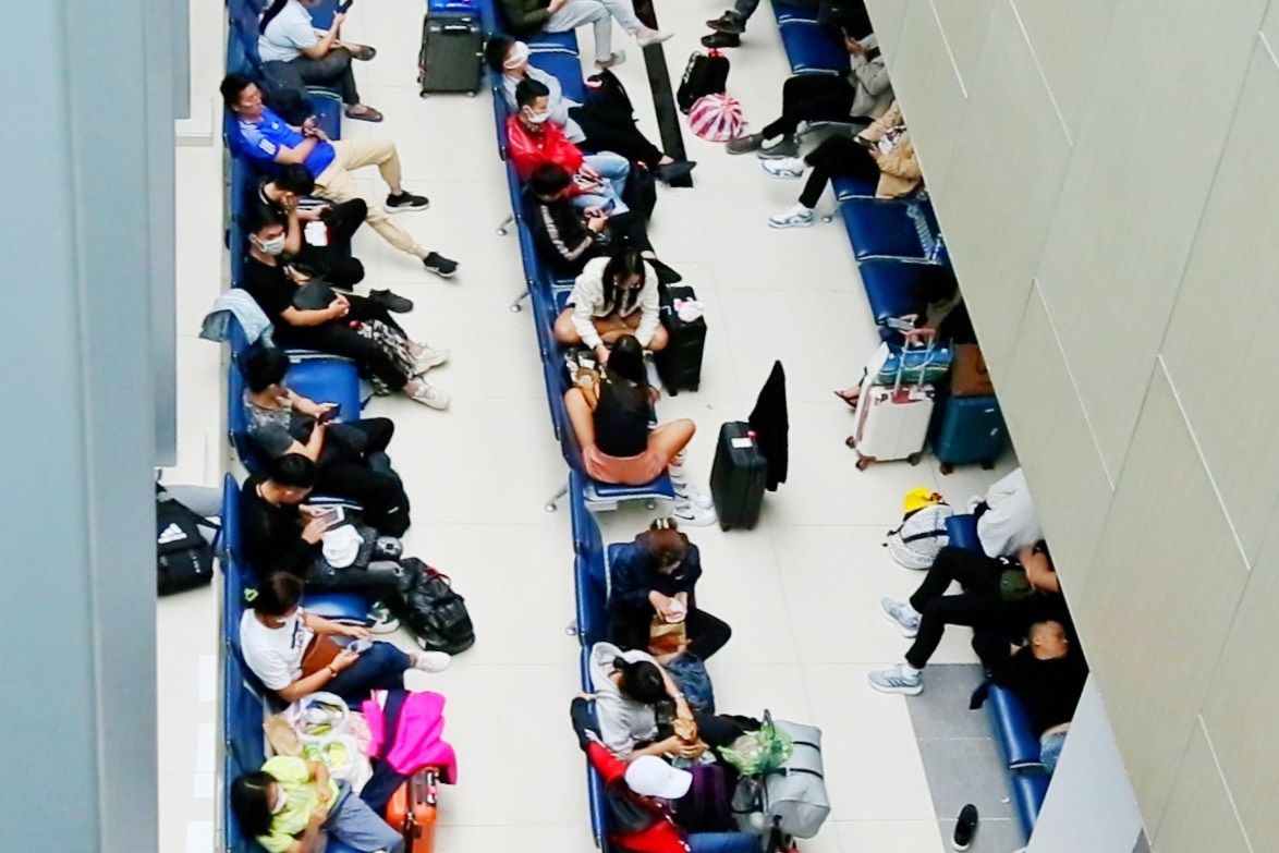 Hanh khach vat vo tai san bay Phu Quoc vi thoi tiet xau hinh anh