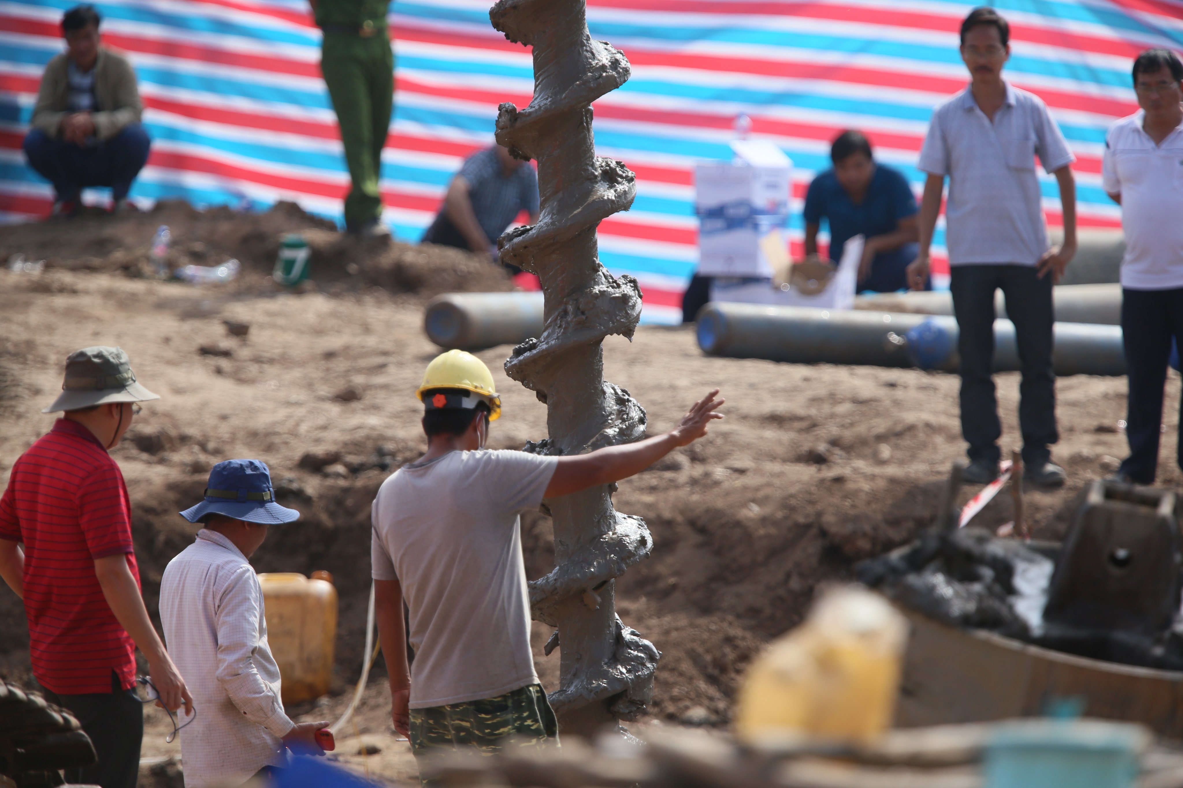 Be trai roi xuong ong coc be tong kha nang bi da chan thuong hinh anh