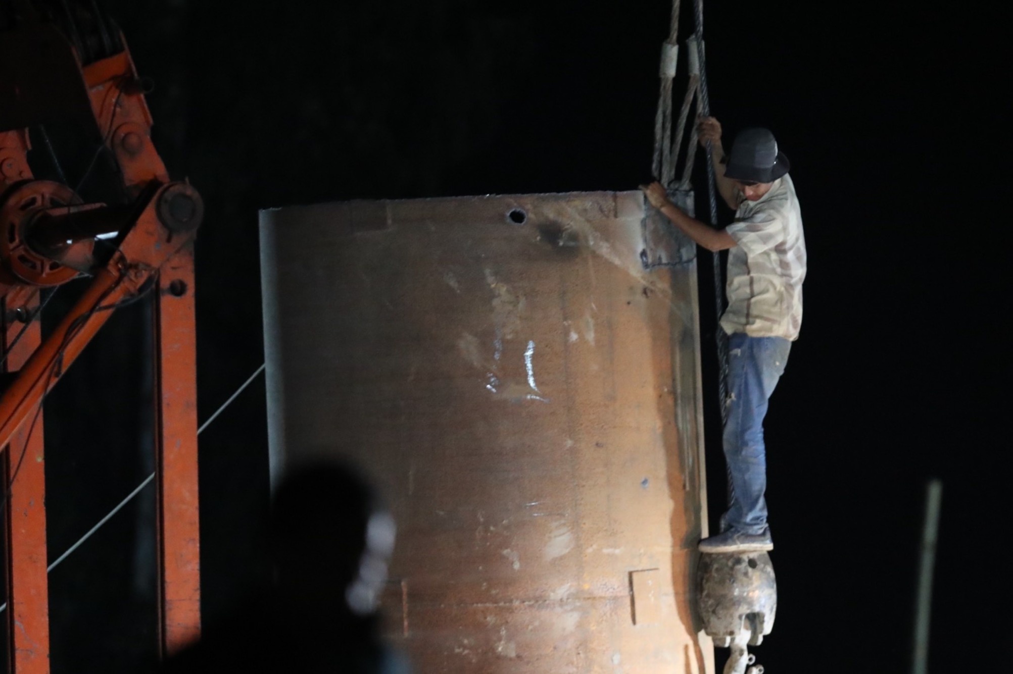 Thap thom cho be trai 10 tuoi duoc dua ra ngoai hinh anh