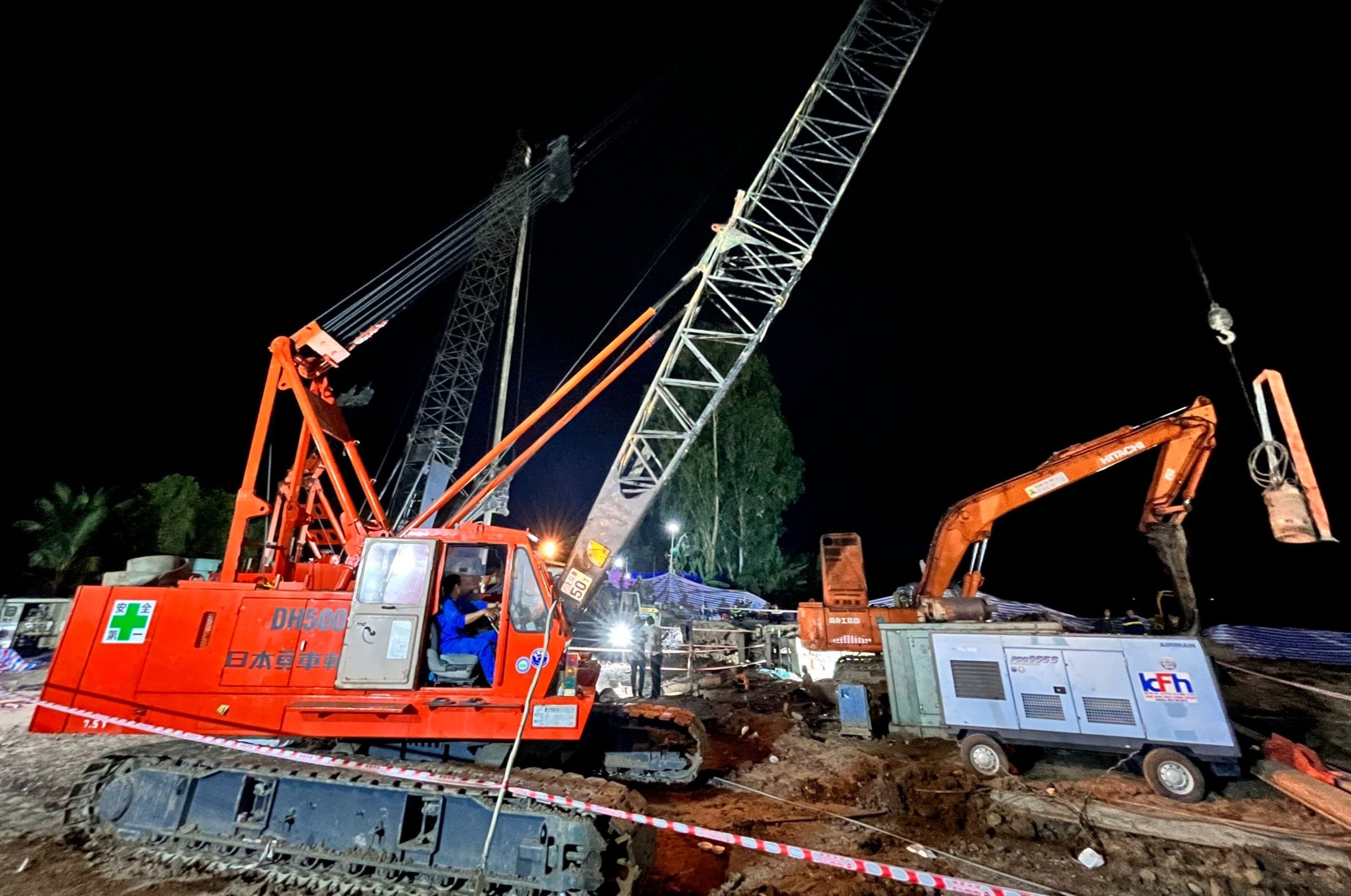 Dem thu 4 no luc cuu nan be trai 10 tuoi ra khoi ong coc be tong hinh anh