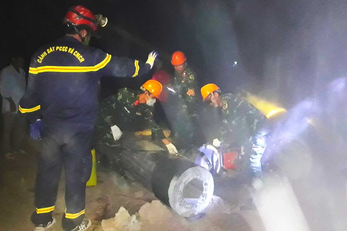 Luc luong cuu nan dien tap phuong an dua be 10 tuoi ra khoi ong coc hinh anh