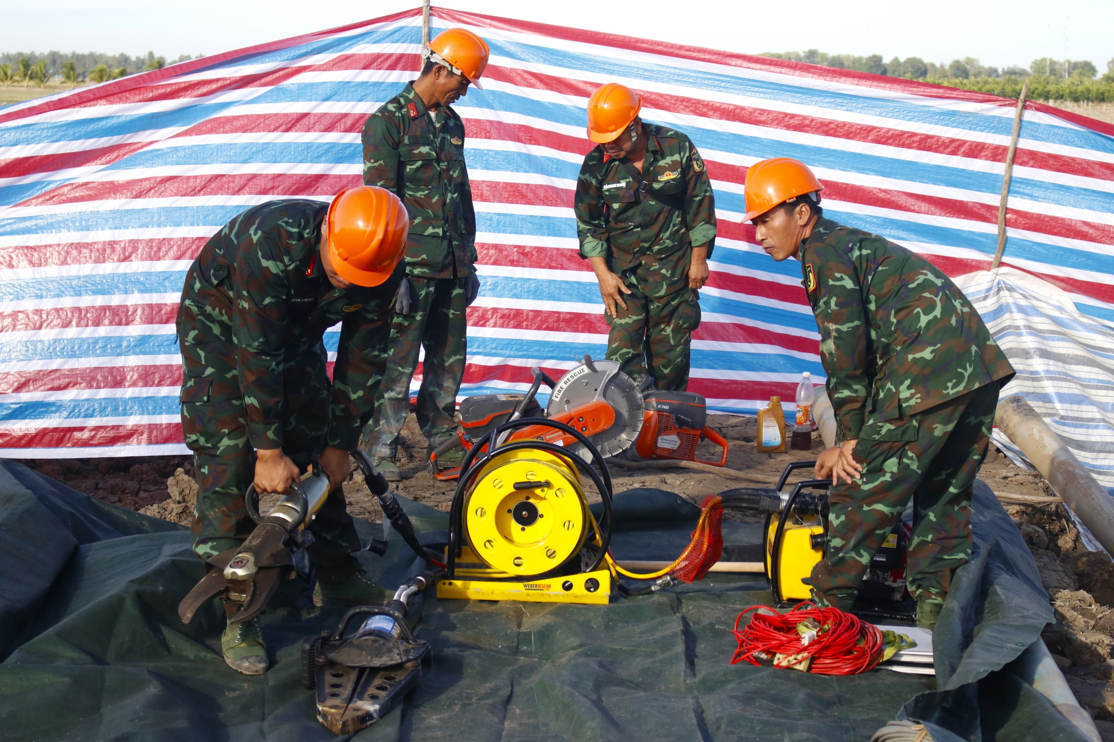 Tinh Dong Thap ly giai viec keo dai cong tac cuu nan be trai 10 tuoi hinh anh