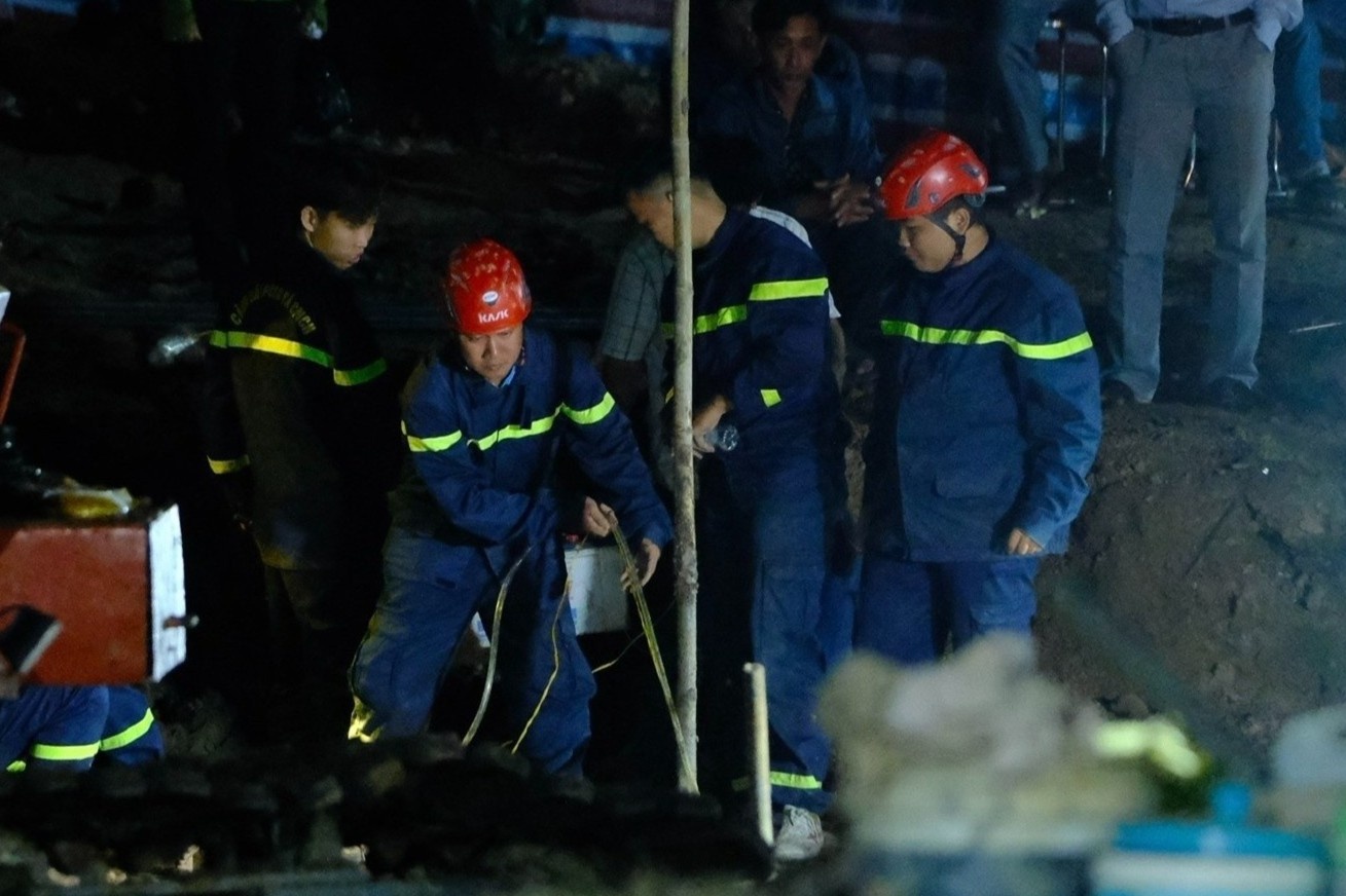 Luc luong cuu ho xac dinh be trai da tu vong trong ong coc be tong hinh anh