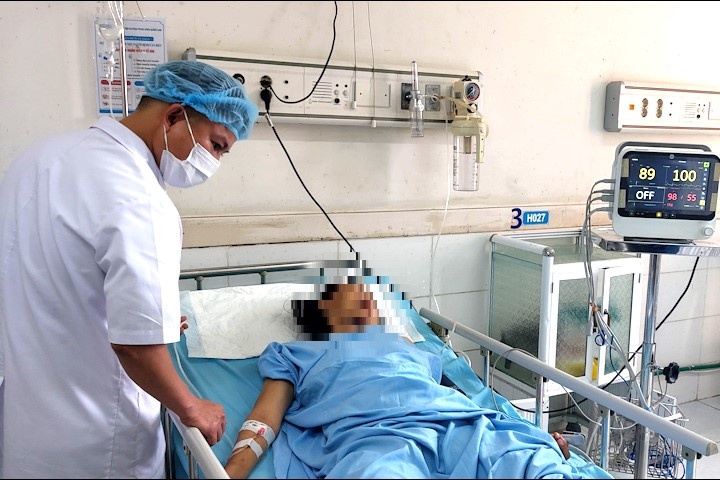 'Bo ra khoi xe, toi thay nhieu nguoi vang ra duong' hinh anh