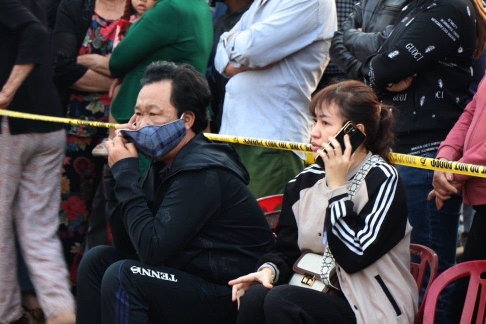 Nhan chung ke luc dua cac nan nhan ket trong xe ra ngoai hinh anh