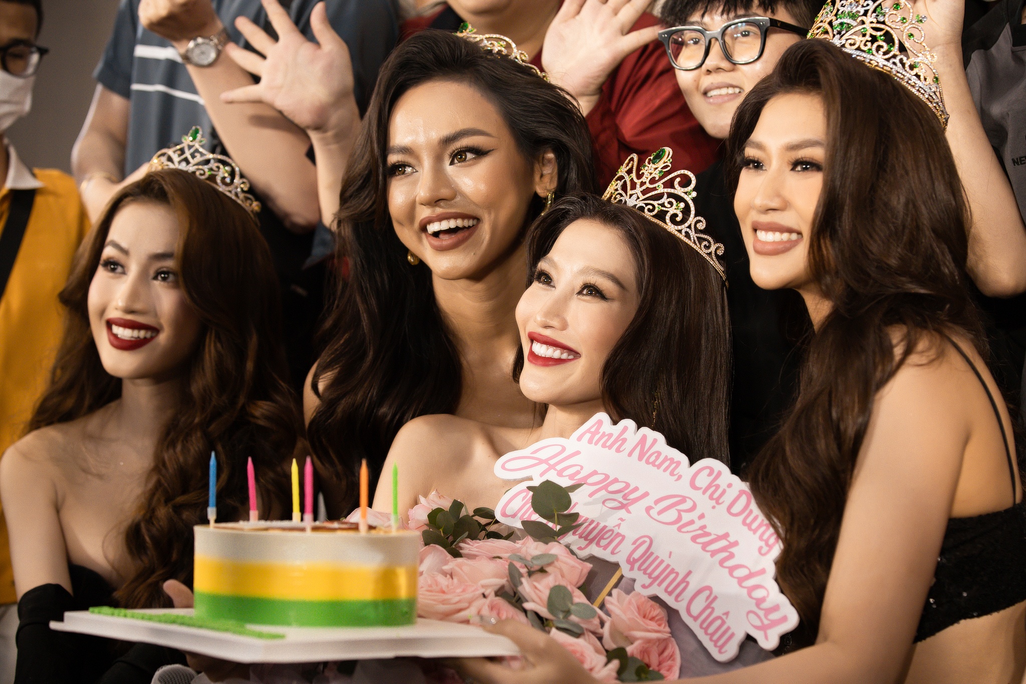 Che Nguyen Quynh Chau khoc khi duoc to chuc sinh nhat o Miss Grand hinh anh