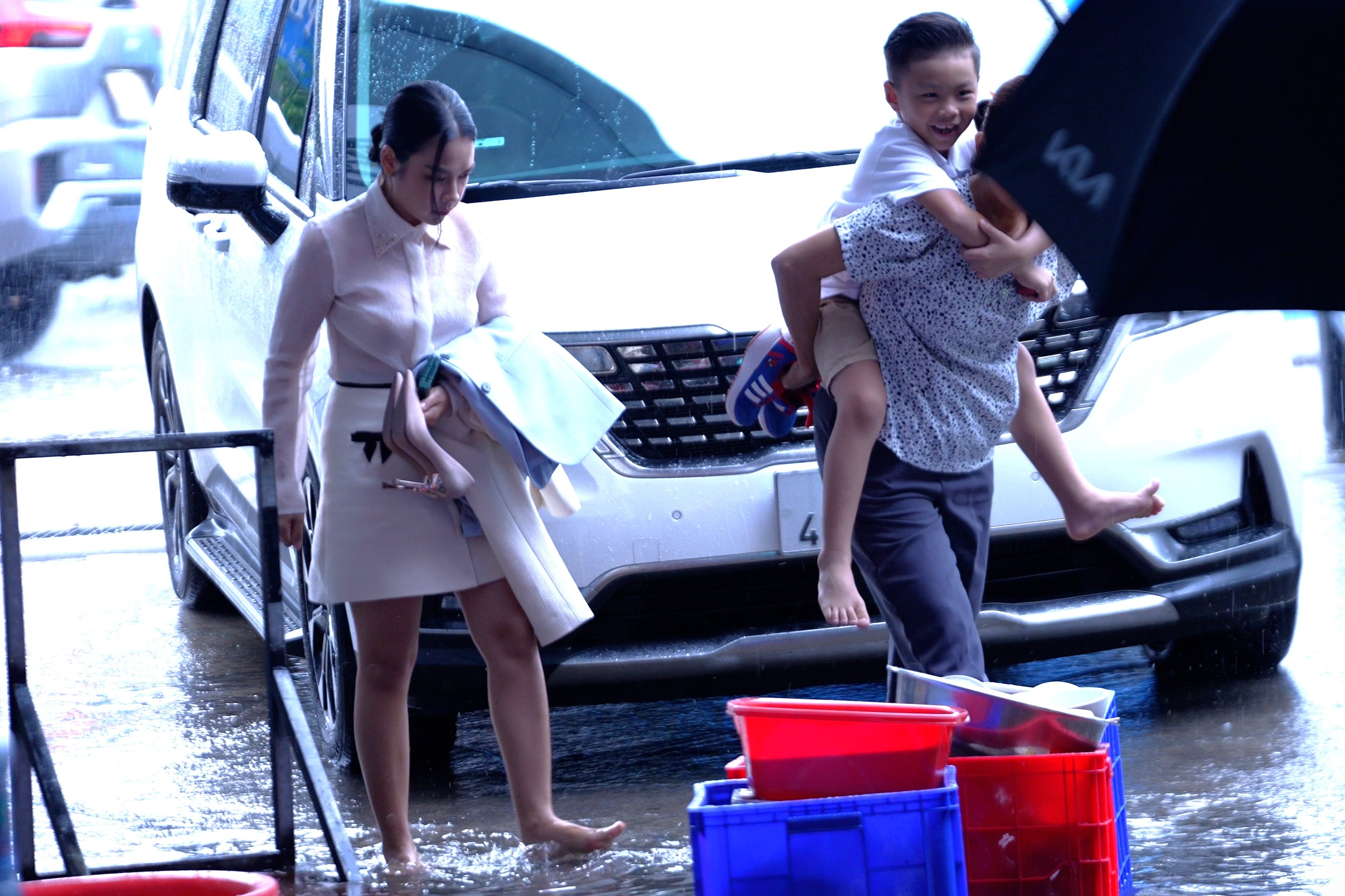 Vo chong O Sen Ngoc Mai bi bom loi nuoc den su kien hinh anh