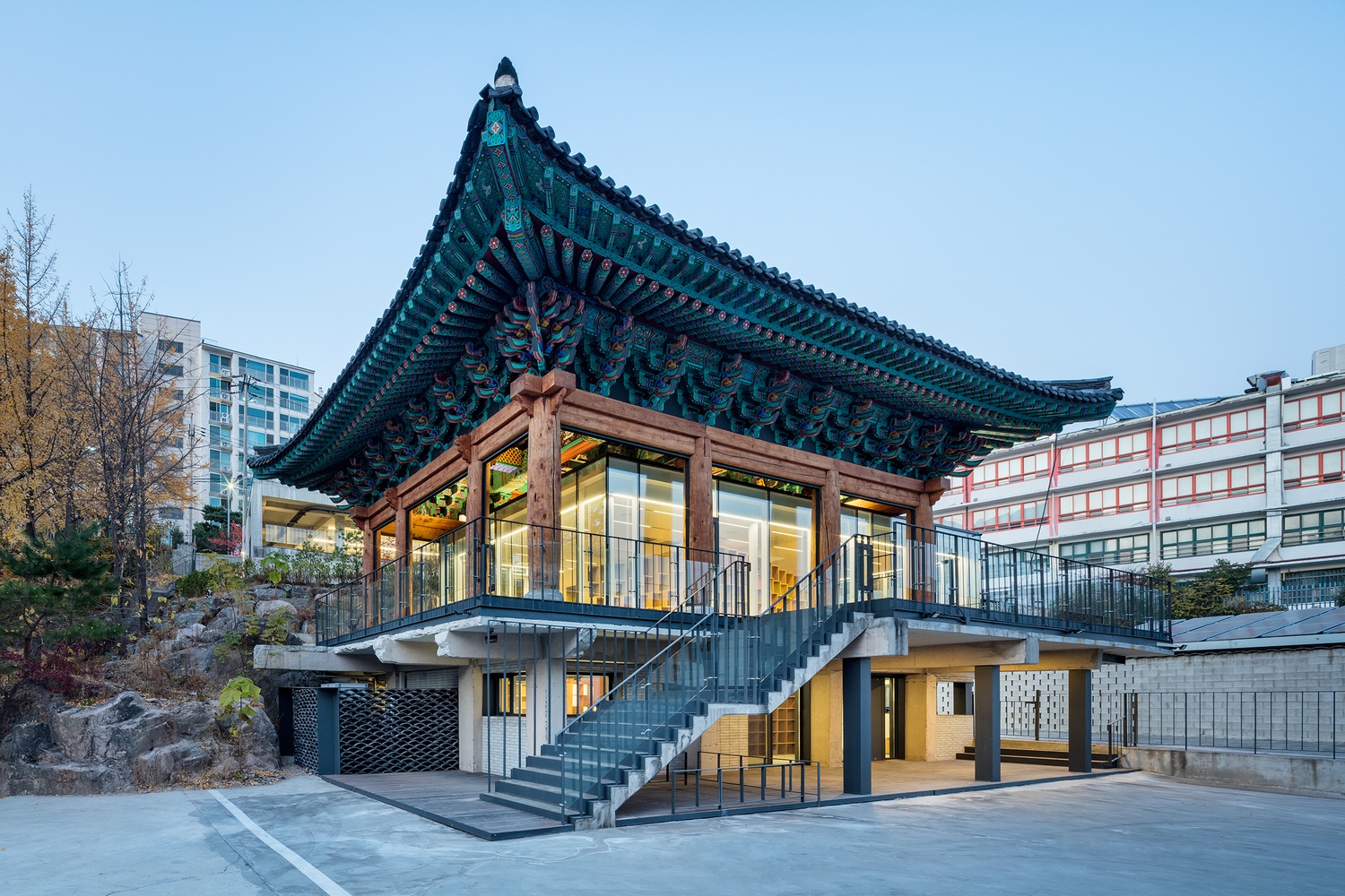 Cai tao ngoi chua bo hoang thanh thu vien hien dai hinh anh