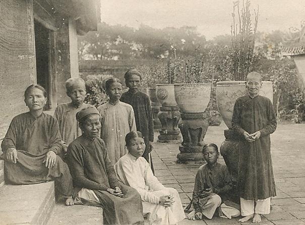 Sach ve cung phi trieu Nguyen,  Phong kien Viet Nam anh 4