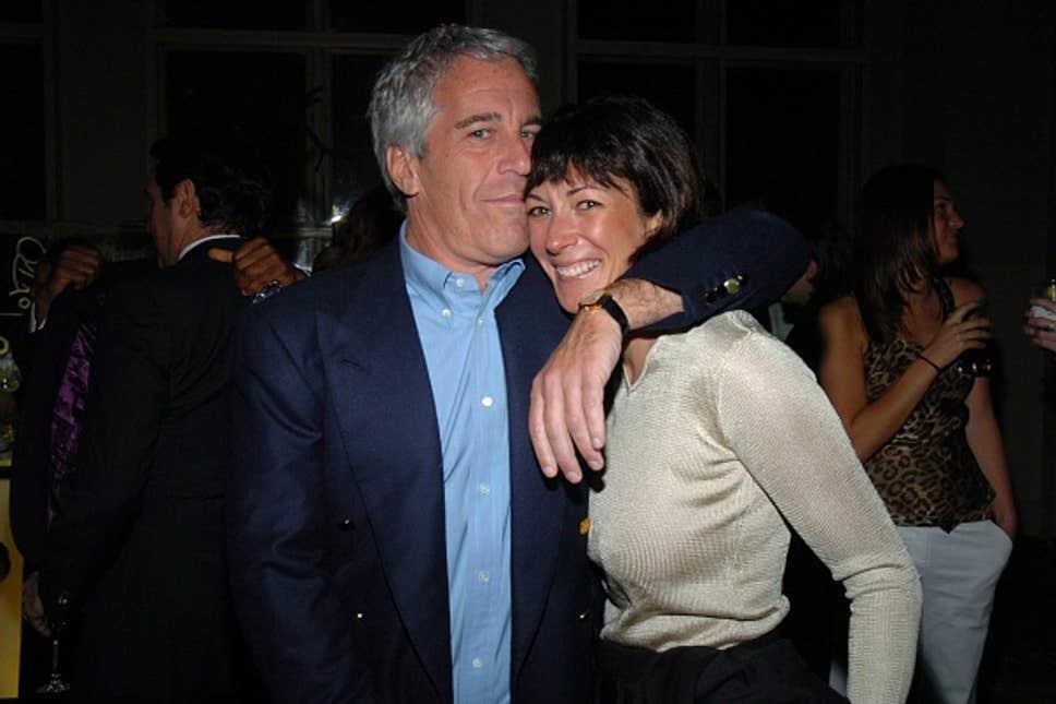 Tỷ phú ấm dâm Jeffrey Epstein, Bạn gái Ghislaine Maxwell, Sách về điệp viên CIA, Maxwell xuất hiện ảnh 1 Ty phu am dam Jeffrey Epstein, Ban gai Ghislaine Maxwell, Sach ve diep vien CIA, Maxwell xuat hien anh 1