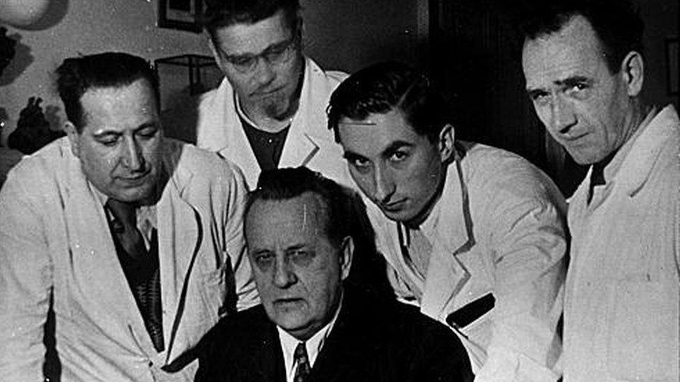 Sach thoi Duc quoc xa,  Sach giai phau co the nguoi,  Pernkopf Topographic Anatomy of Man,  Adolf Hitler,  Pham tru dao duc anh 2