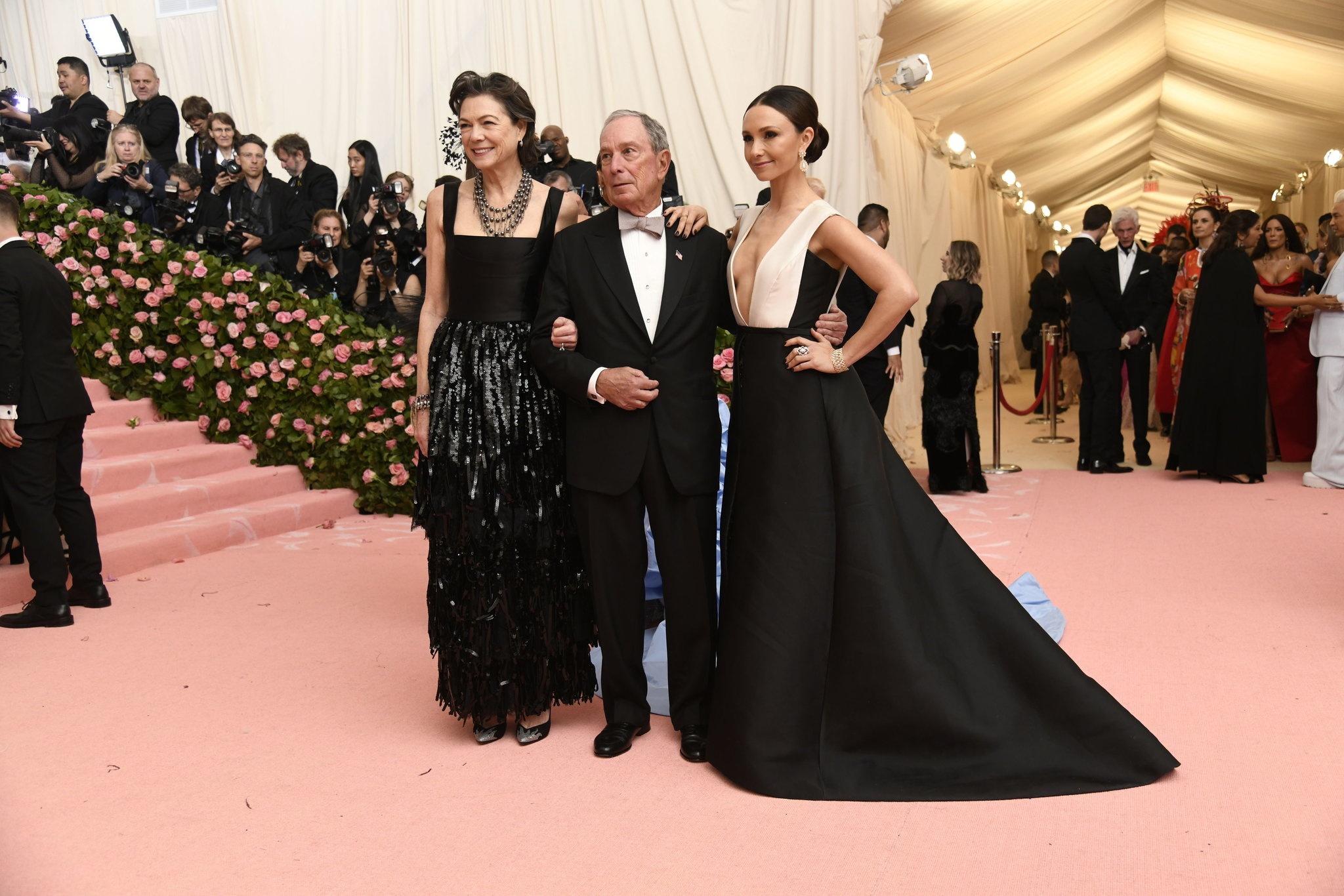 Phoi bay goc khuat trong chinh truong cua ty phu Bloomberg hinh anh