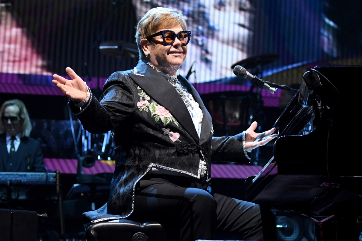 Hoi ki Elton John,  Vua nhac Pop,  Elton John nghien ngap,  Rocket Man,  Elton John tu gia su nghiep anh 1