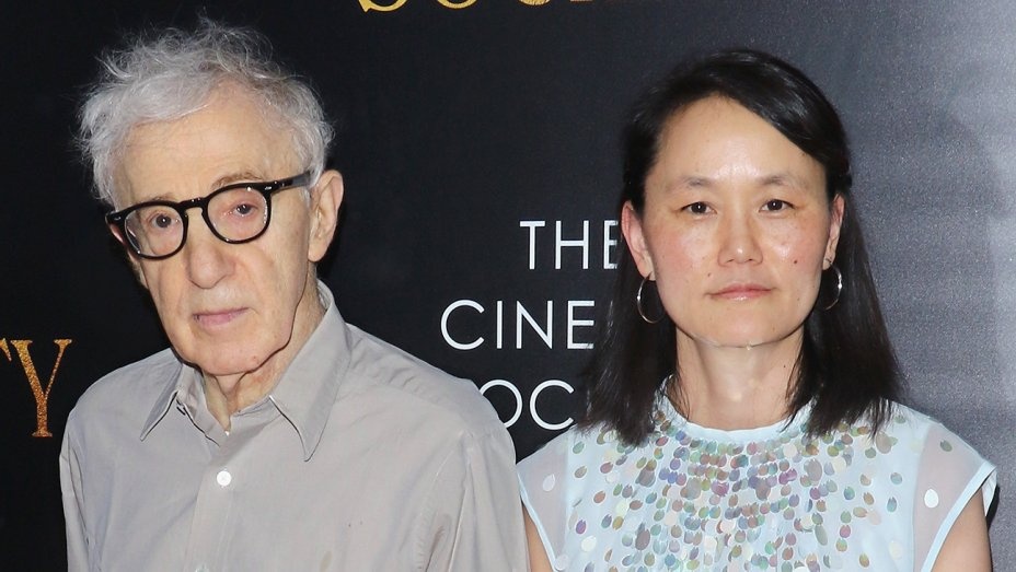Woody Allen; Hoi ky Woody Allen; Be boi lam dung tinh duc; Cuoi con gai nuoi; anh 3