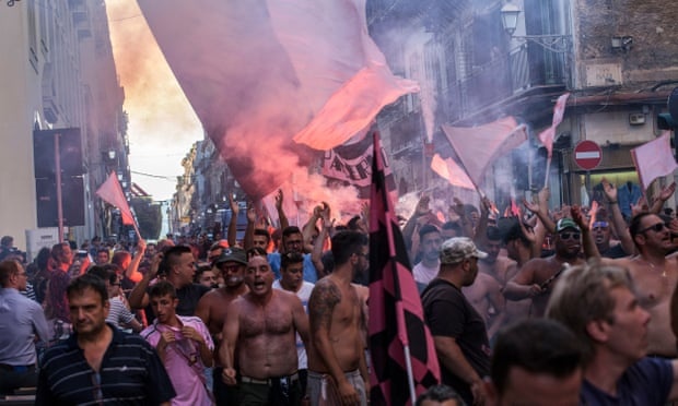 Goc khuat bao luc cua nhung fan bong da qua khich hinh anh