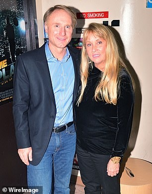 Vo cu kien Dan Brown ngoai tinh song hai mat anh 1