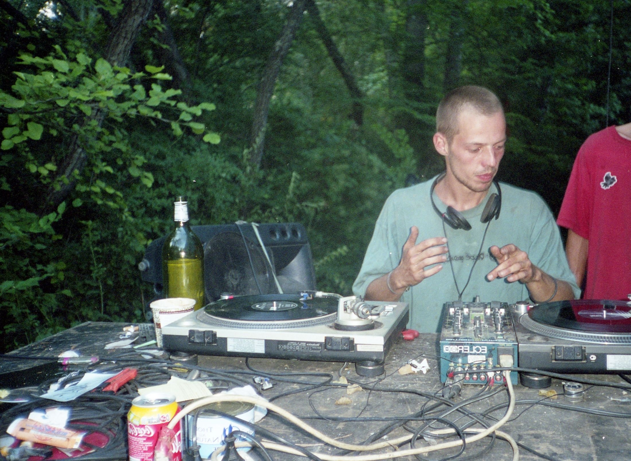 Thanh thieu nien chau Au noi loan anh 8