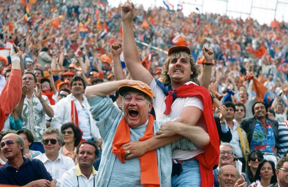 Sach anh ghi lai khong khi bong da soi dong khap chau Au the ky 20 hinh anh