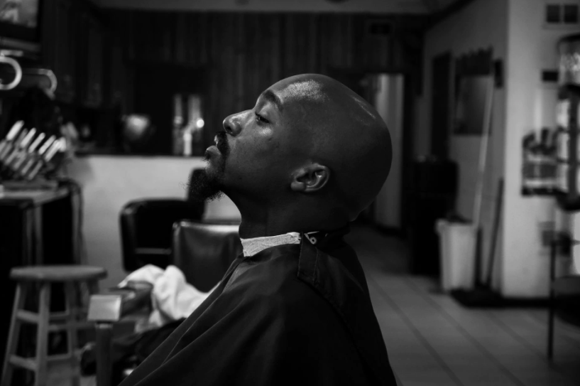 Ben trong cac tiem cat toc da mau anh 1