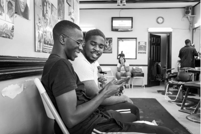 Ben trong cac tiem cat toc da mau anh 6