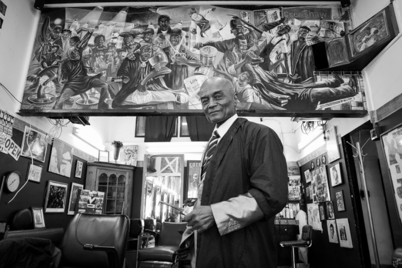 Ben trong cac tiem cat toc da mau anh 7