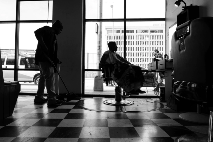 Ben trong cac tiem cat toc da mau anh 4