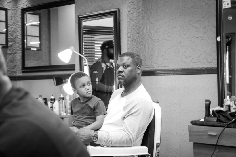 Ben trong cac tiem cat toc da mau anh 9