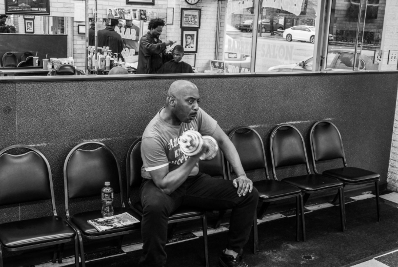 Ben trong cac tiem cat toc da mau anh 10