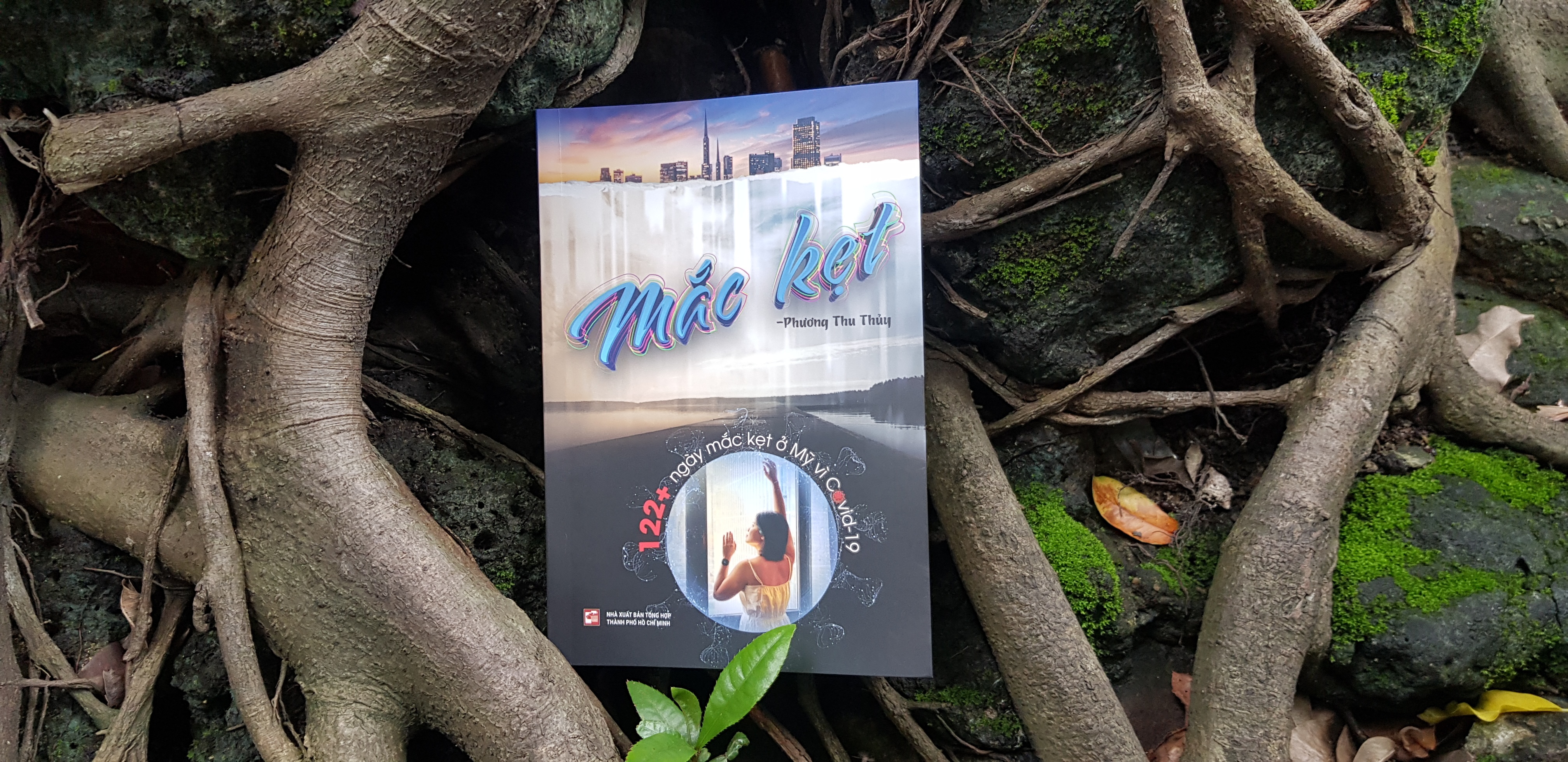 Co gai mac ket o My vi Covid-19 hinh anh